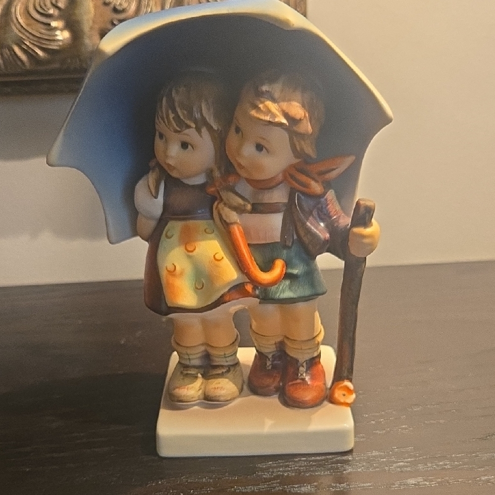 M J Hummel Goebel Figurine Stormy Weather #71 6 Inches 1984